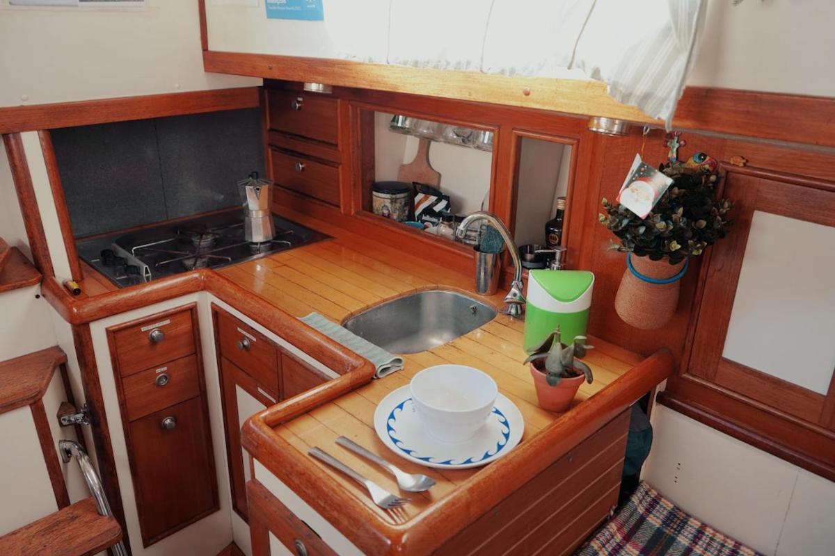 Cozy Lisbon Marina Sleepaboard - Sail Away Hotel Buitenkant foto