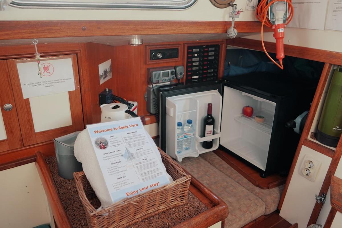 Cozy Lisbon Marina Sleepaboard - Sail Away Hotel Buitenkant foto