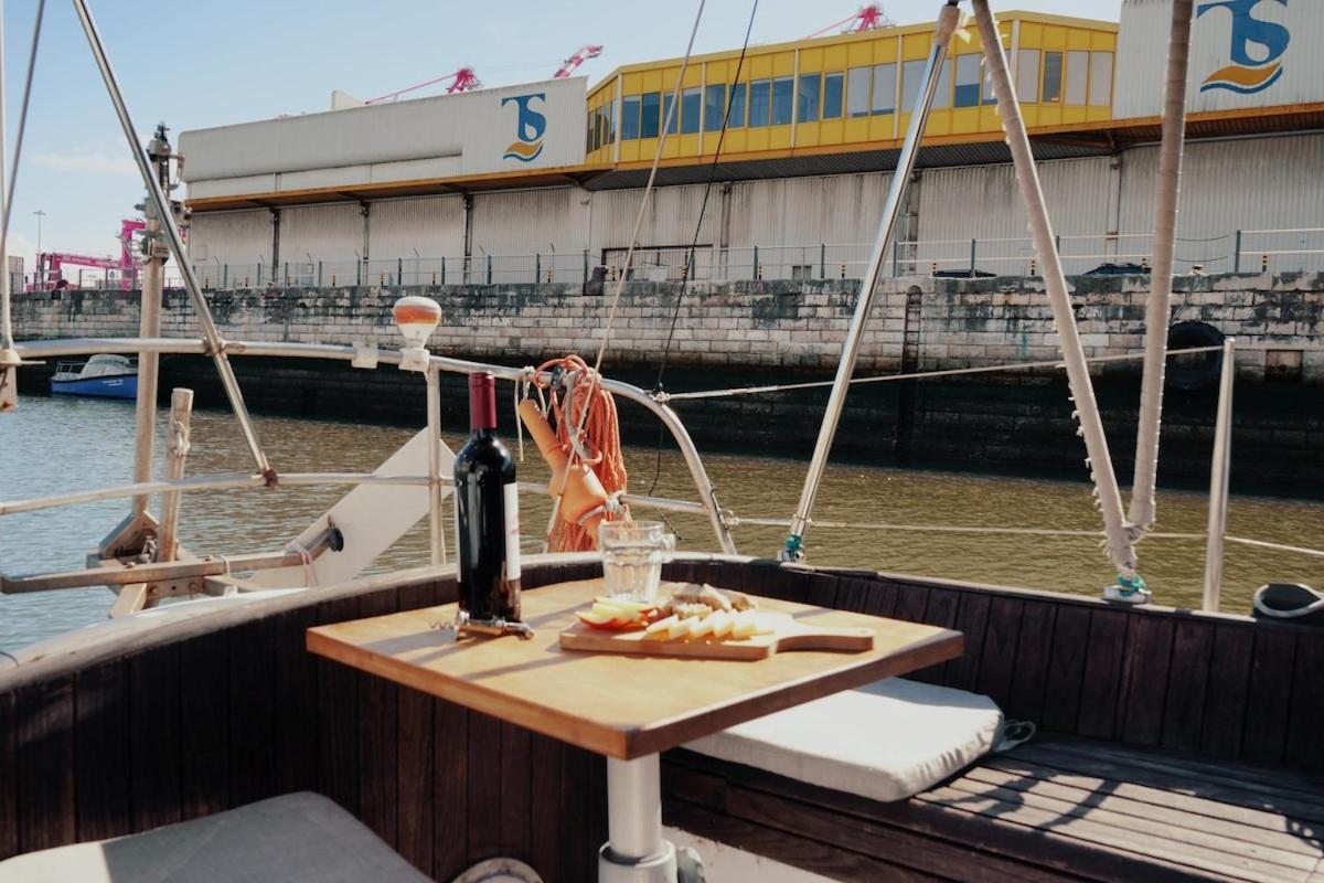 Cozy Lisbon Marina Sleepaboard - Sail Away Hotel Buitenkant foto